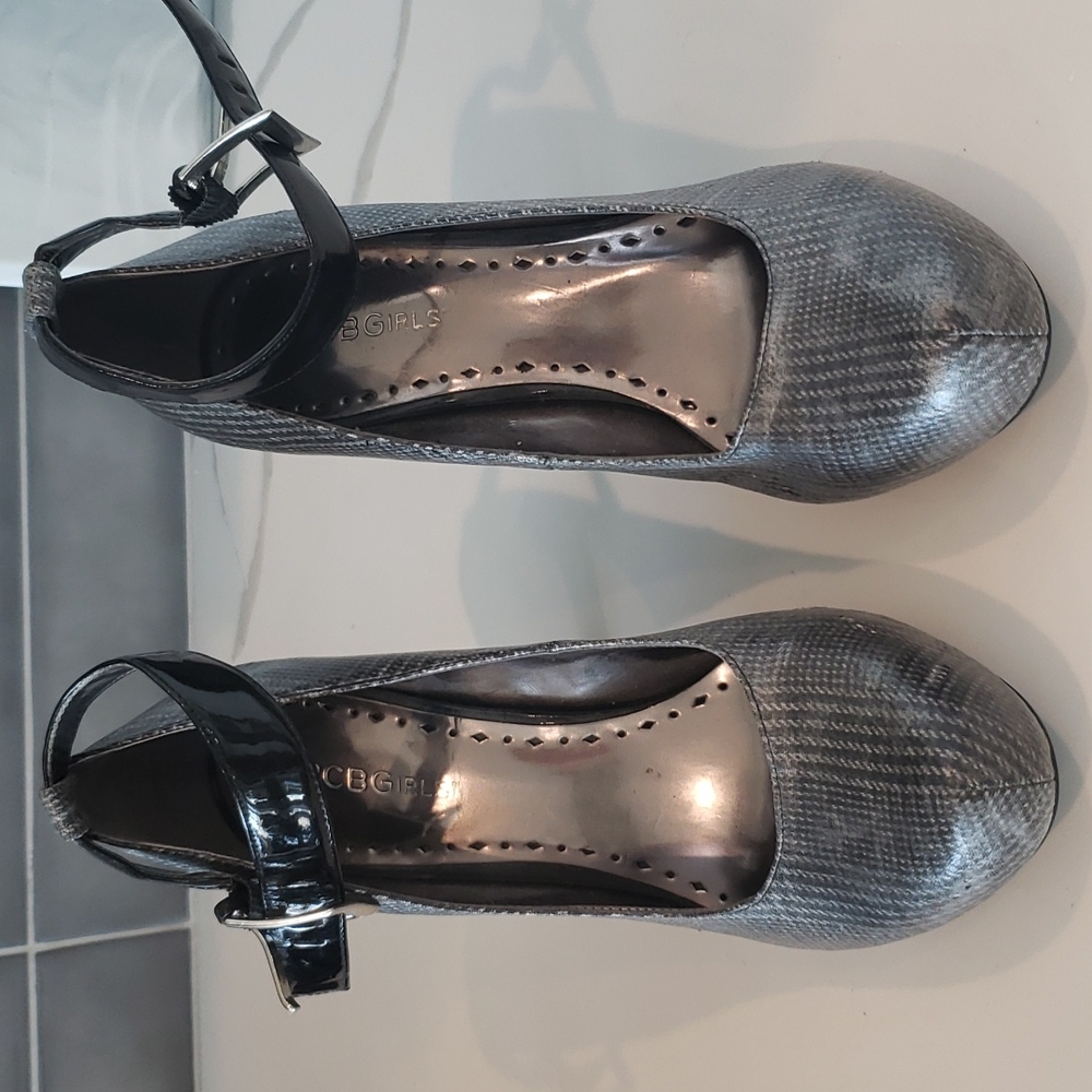 Bcbg gray and black pumps
